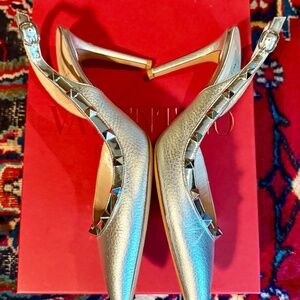VALENTINO ROCKSTUD SILVER LEATHER slingback PUMPS      SZ 41